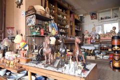 商品が所狭しと並ぶ店内。商品は奥の部屋まで続いている