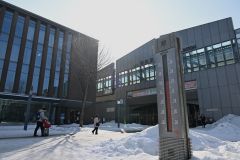 １０度を超えた帯広駅前の温度計（１４日午前１０時４０分ごろ、須貝拓也撮影）