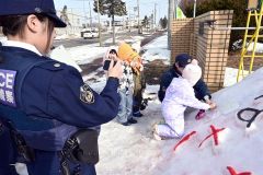 みんなでなくそう交通事故！　広尾署が啓発用スノーアート 4
