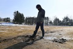 少雪でぬかるみになっている彩凛華の第一駐車場（１４日午前１１時ごろ、音更町十勝が丘公園）