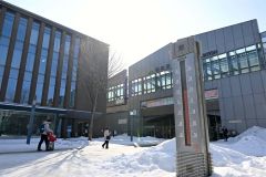 １０度を超えた帯広駅前の温度計（１４日午前１０時４０分ごろ、須貝拓也撮影）