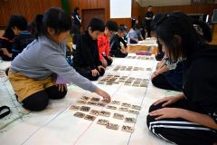 下の句かるたで熱戦を繰り広げる児童ら
