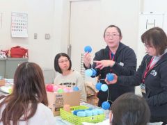 コットンボールを作る参加者
