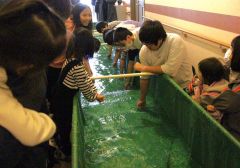 津波シミュレーターを体感する子どもたち