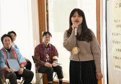 外国人カラオケ大会で優勝した大樹町のピピさん（写真右）