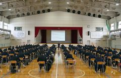 暖房の効いた体育館で試験問題に取り組む受験生（１５日午前９時ごろ、帯広北高校で。須貝拓也撮影）
