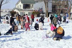 雪を掘ってカプセルを探す宝さがしゲームの参加者
