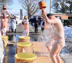 水をかぶる参加者