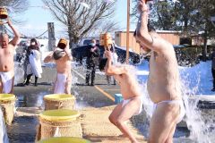 水をかぶる参加者