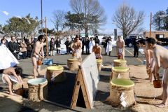 題目を唱えながら水かぶりの準備をする参加者
