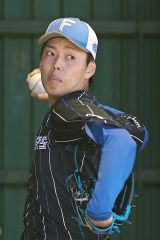 ファームキャンプのブルペンで投げ込む日本ハム・杉浦稔大＝沖縄・かいぎんスタジアム（大賀章好撮影）