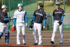 【春季キャンプ１２日目】日本ハム・杉浦稔大（右端）＝沖縄・かいぎんスタジアム（大賀章好撮影）