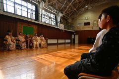 音更雅楽会の有志５人の演奏に聞き入る児童ら