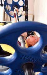 自宅でのベンチプレス練習を６０キロから始める谷口孝仁さん