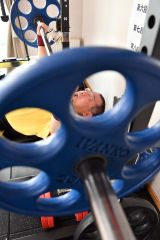 自宅でのベンチプレス練習を６０キロから始める谷口孝仁さん