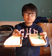 完成した皿を手にする子ども