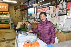 ３月末で８９年の歴史に幕を下ろす品田商店と澄子さん