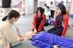 ダミー人形を使って、医療体験を参加者（１７日、午前１１時５０分ごろ、金野和彦撮影）