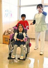 車いすを体験する子ども（１７日、午前１１時１５分ごろ、金野和彦撮影）