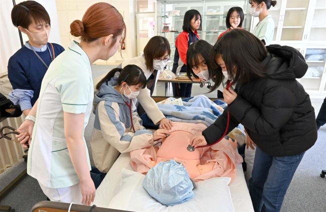 看護師の仕事を体験　帯高看で小中学生対象に初開催