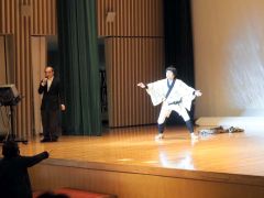 大利根月夜を演じる高野政勝さん（右）と島守さん