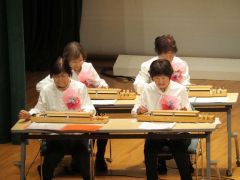 豊頃町歌を演奏する豊寿大学器楽科の学生