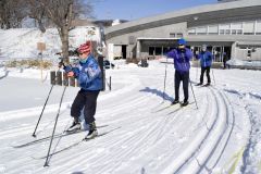 歩くスキーを楽しむ参加者