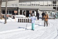 歩くスキーを楽しむ参加者