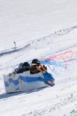 ゲレンデ斜面を滑走するそり（１８日午前１１時ごろ、須貝拓也撮影）