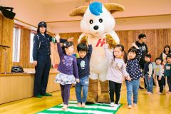「ほくとくん」と一緒に横断歩道の渡り方を学ぶ園児たち