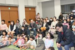 イベントを楽しむ親子連れら