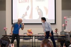 絵本の読み聞かせをするピナールさん（左）と英語絵本読み聞かせの会のメンバー