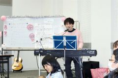 「ピンクのシャツであふれたら」を熱唱するモックン