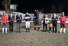 チャンピオンカップ２勝目を飾ったアオノブラック。馬の右側に立つのが金田勇調教師