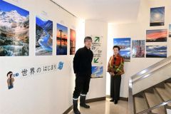 コラボ写真展を開催している堀田さん（右）と町田さん