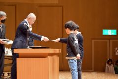 入賞の児童・生徒を表彰　「学級・学校・学習新聞」「新聞スクラップ」コンテスト 4