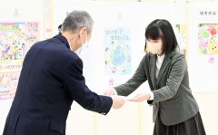 表彰状を受け取る小林朱莉さん（右）