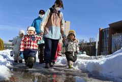 雪解け水で水たまりができた歩道（１９日午前１１時２０分ごろ、とかちプラザ前で。須貝拓也撮影）