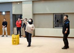 参加者にパラボリックスローを実践的に指導する立石さん（右）