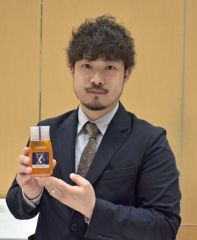 豊かな香りと濃厚さが特徴の「シナ（菩提樹）蜂蜜」と斉藤代表