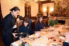 貴賓室でスペシャルディナーを楽しむ参加者