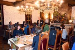 貴賓室でスペシャルディナーを楽しむ参加者。中央奥は安井町長