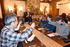 貴賓室のスペシャルディナーで乾杯する参加者。中央は安井町長