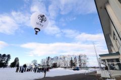 １２０周年を記念して行われた熱気球の搭乗体験会。空から愛国の町を眺めた（２月４日）