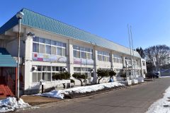 現在の愛国小学校の校舎