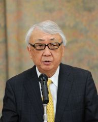 あいさつする稲葉会長