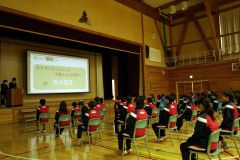 ４年ぶりに足寄中学校で行われた足寄高校生による海外派遣事業報告会