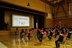 ４年ぶりに足寄中学校で行われた足寄高校生による海外派遣事業報告会