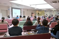 オンライン参加を含めて約１００人が耳を傾けた講演