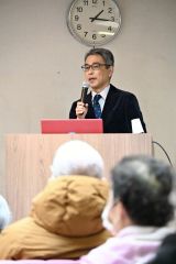 オンライン診療のメリットや課題を話す青柳副院長